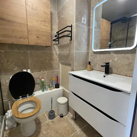 Avec Clim Et Balcon Apartament